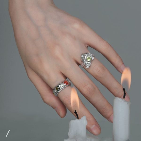 Сребрист регулируем пръстен с жълто-зелен камък