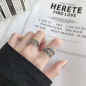 Γυναικείο δαχτυλίδι σε φύλλο με πέτρες