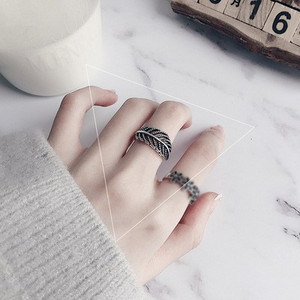 Γυναικείο δαχτυλίδι σε φύλλο με πέτρες