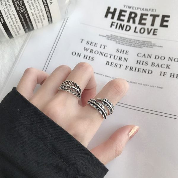 Γυναικείο δαχτυλίδι σε φύλλο με πέτρες