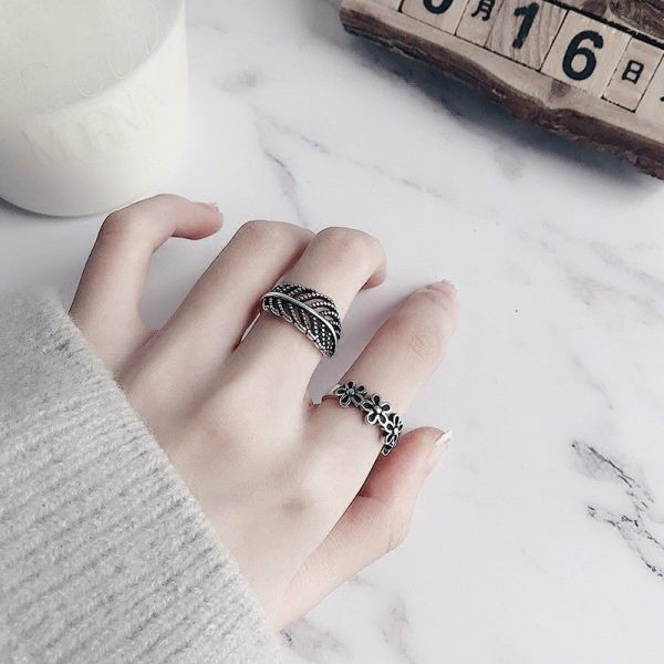 Γυναικείο δαχτυλίδι σε φύλλο με πέτρες