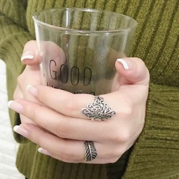 Γυναικείο δαχτυλίδι σε φύλλο με πέτρες