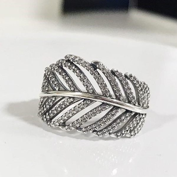 Γυναικείο δαχτυλίδι σε φύλλο με πέτρες