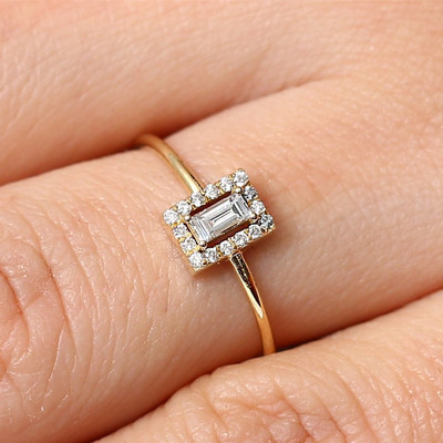Нежен дамски пръстен с камъни в сребристо, златисто и розово злато