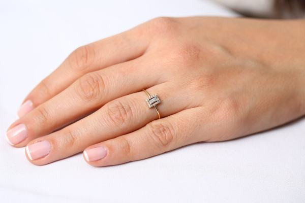 Λεπτό γυναικείο δαχτυλίδι με πέτρες σε ασήμι, χρυσό και ροζ χρυσό χρώμα