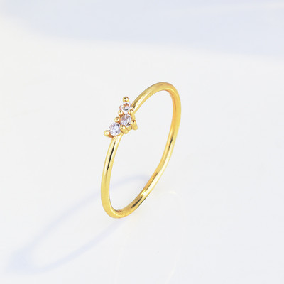 Дамски пръстен в златист цвят с камък