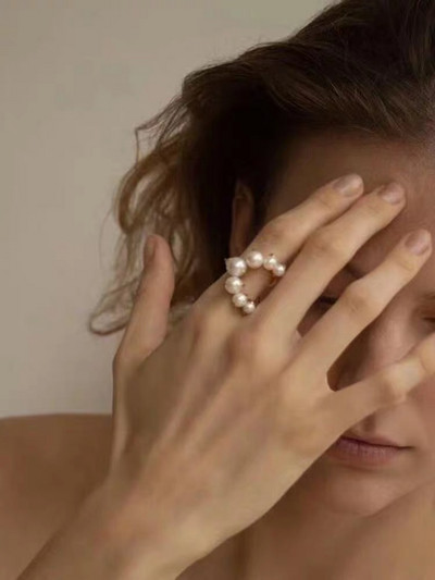 Стилен дамски перлен пръстен в златист цвят