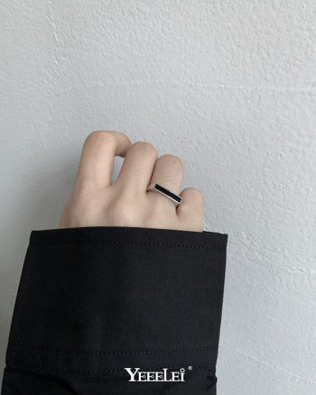 Λεπτό ρυθμιζόμενο δαχτυλίδι σε ασημί με μαύρο χρώμα
