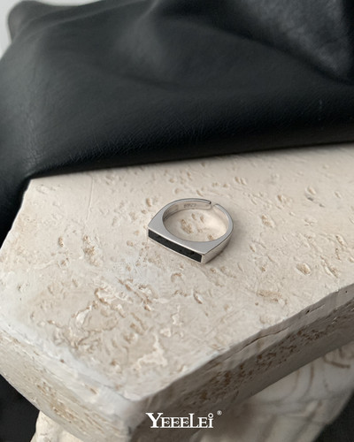 Λεπτό ρυθμιζόμενο δαχτυλίδι σε ασημί με μαύρο χρώμα