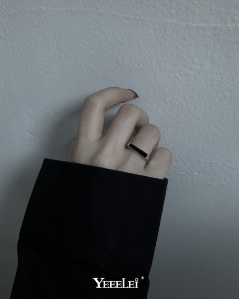 Λεπτό ρυθμιζόμενο δαχτυλίδι σε ασημί με μαύρο χρώμα