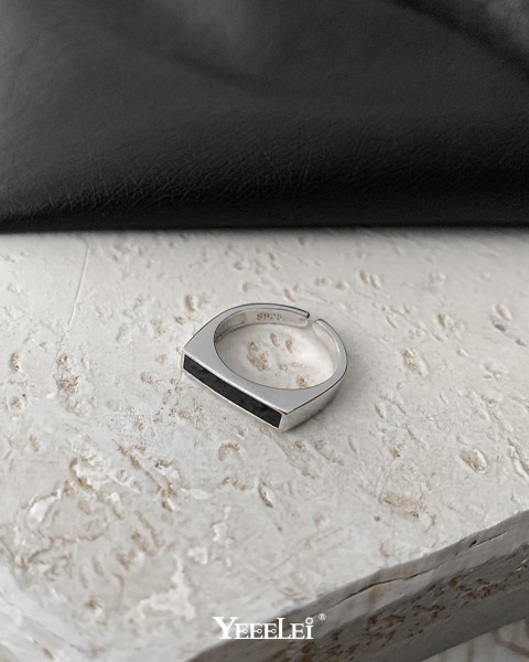 Λεπτό ρυθμιζόμενο δαχτυλίδι σε ασημί με μαύρο χρώμα