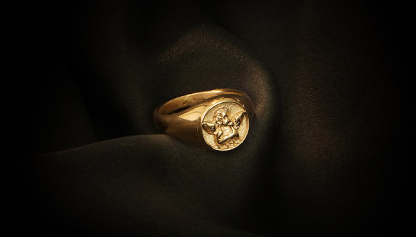 Μοντέρνο δαχτυλίδι σε χρυσό χρώμα - για γυναίκες