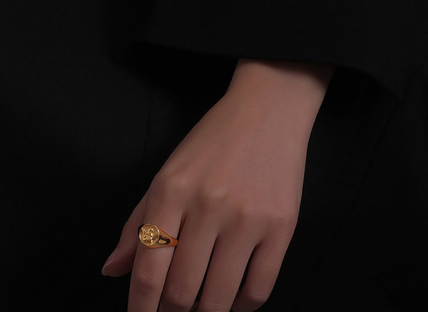 Μοντέρνο δαχτυλίδι σε χρυσό χρώμα - για γυναίκες