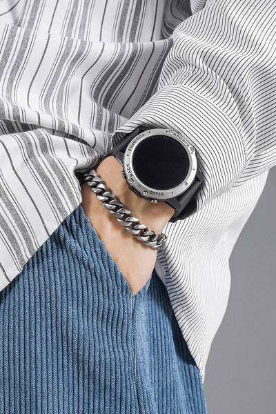 Aktuelna muška narukvica obični model u srebrnoj boji