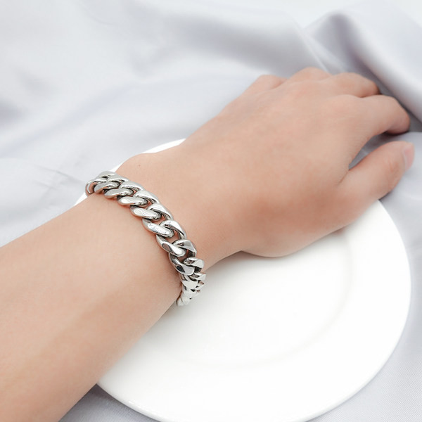 Ανδρικό βραχιόλι σε ασημί χρώμα με κούμπωμα