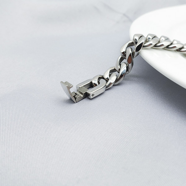 Ανδρικό βραχιόλι σε ασημί χρώμα με κούμπωμα