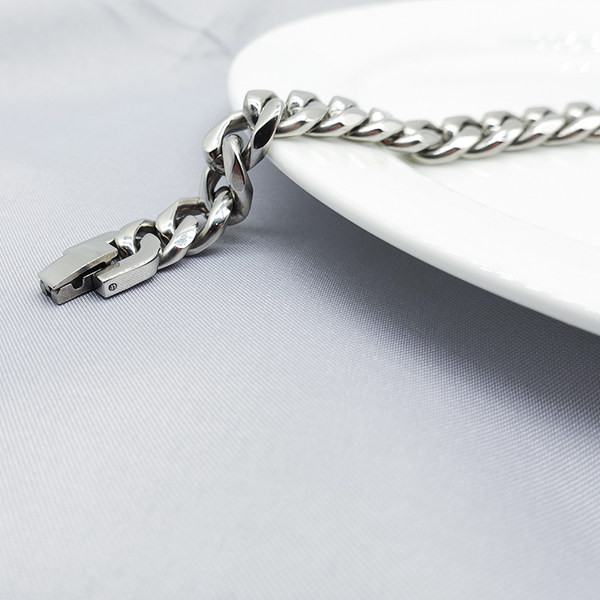 Ανδρικό βραχιόλι σε ασημί χρώμα με κούμπωμα