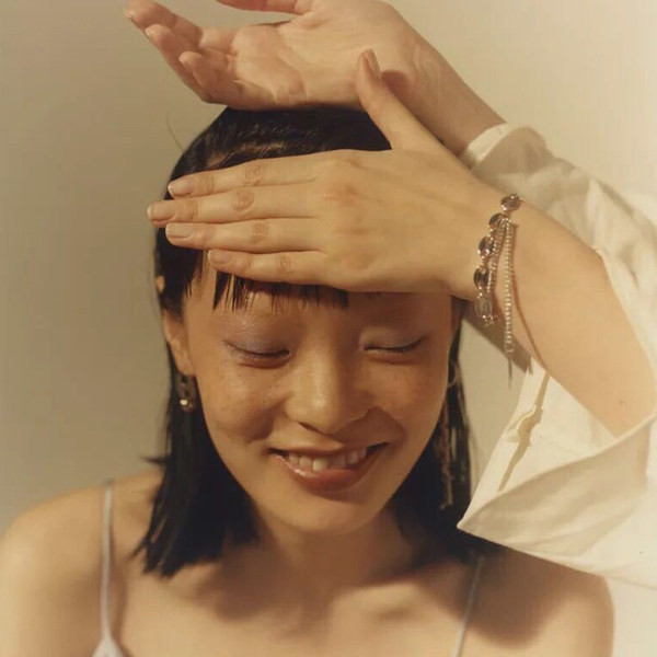 Brățară de damă din tip lanț de culoare argintie