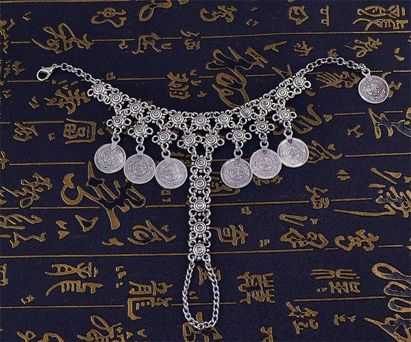 Μοντέρνο γυναικείο βραχιόλι με δαχτυλίδι και μενταγιόν