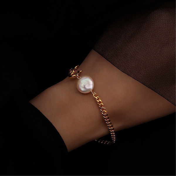 Γυναικείο βραχιόλι σε χρυσό χρώμα με πέρλα