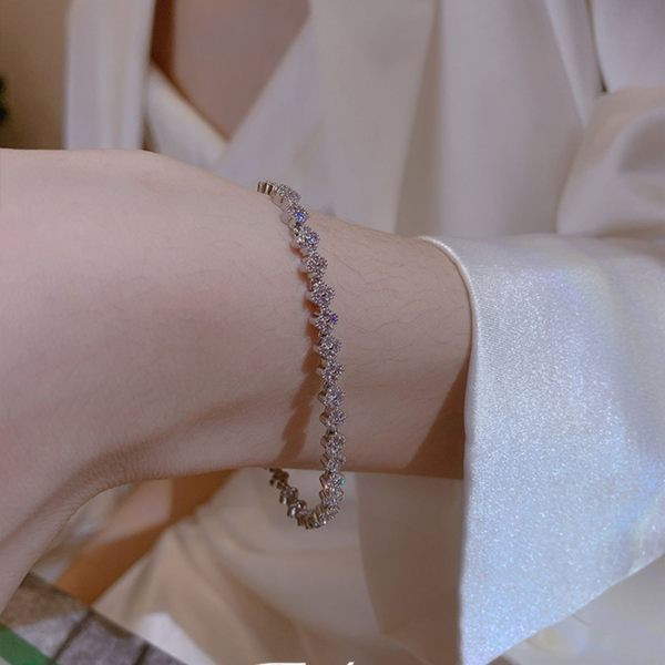 Κομψό γυναικείο λεπτό βραχιόλι με διακοσμητικές πέτρες