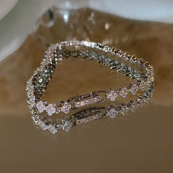 Κομψό γυναικείο λεπτό βραχιόλι με διακοσμητικές πέτρες