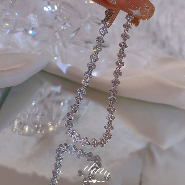 Κομψό γυναικείο λεπτό βραχιόλι με διακοσμητικές πέτρες