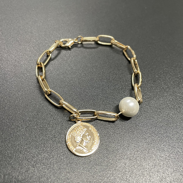 Γυναικείο βραχιόλι με μενταγιόν κέρμα και διακόσμηση με πέρλες