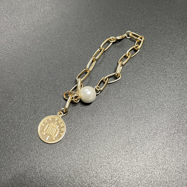 Γυναικείο βραχιόλι με μενταγιόν κέρμα και διακόσμηση με πέρλες