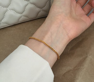 Λεπτό γυναικείο βραχιόλι σε χρυσό χρώμα με μήκος 18 cm