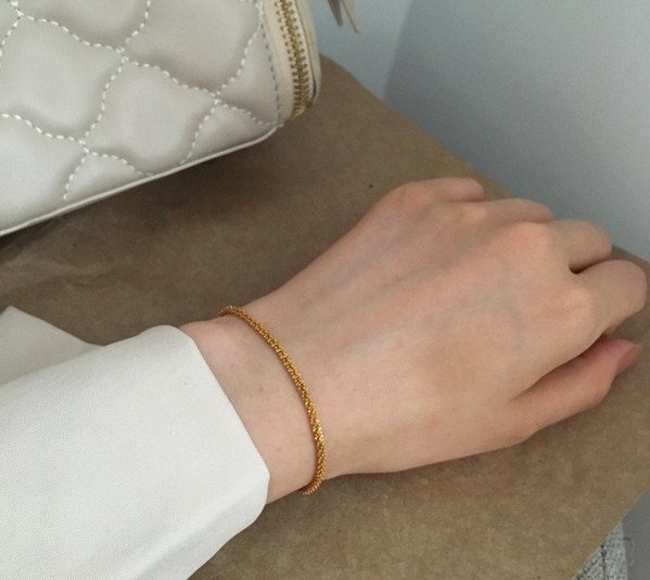 Λεπτό γυναικείο βραχιόλι σε χρυσό χρώμα με μήκος 18 cm