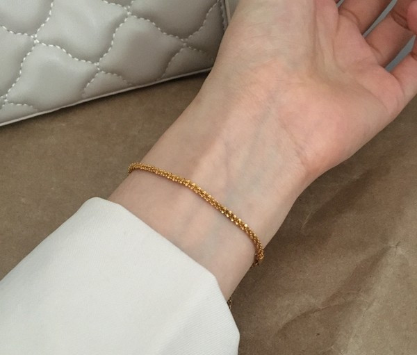 Λεπτό γυναικείο βραχιόλι σε χρυσό χρώμα με μήκος 18 cm