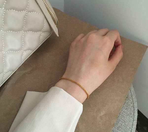 Λεπτό γυναικείο βραχιόλι σε χρυσό χρώμα με μήκος 18 cm