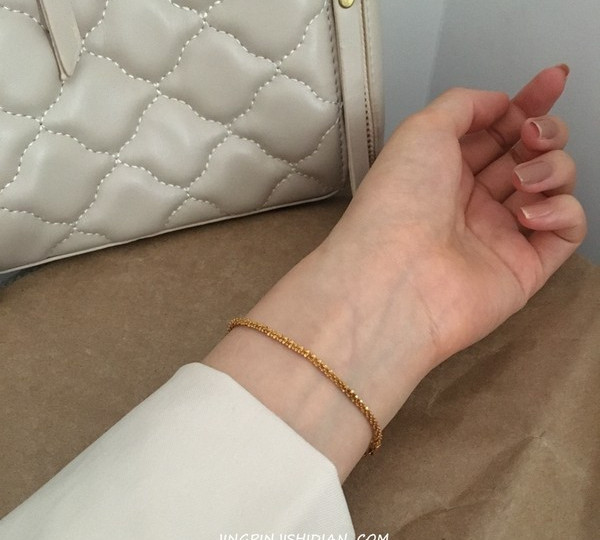 Λεπτό γυναικείο βραχιόλι σε χρυσό χρώμα με μήκος 18 cm