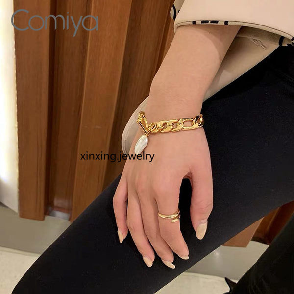 Γυναικείο βραχιόλι σε χρυσό χρώμα και μενταγιόν από πέτρα