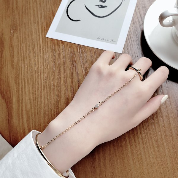 Дамска златиста гривна с пръстен