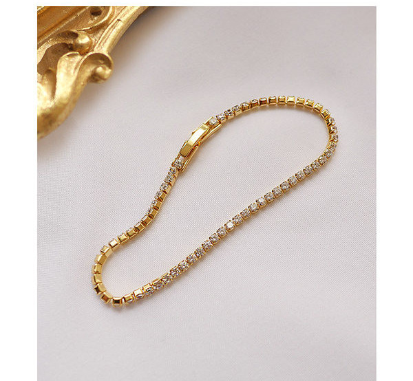 Κομψό γυναικείο βραχιόλι σε χρυσό χρώμα με διακοσμητικές πέτρες