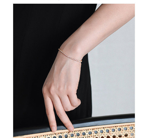 Κομψό γυναικείο βραχιόλι σε χρυσό χρώμα με διακοσμητικές πέτρες