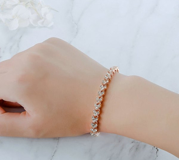 Κομψό γυναικείο βραχιόλι με πέτρες σε ασήμι και χρυσό χρώμα