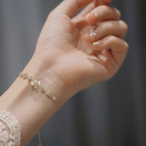 Γυναικείο μοντέρνο βραχιόλι με τετράφυλλο τριφύλλι και διακοσμητικές πέτρες