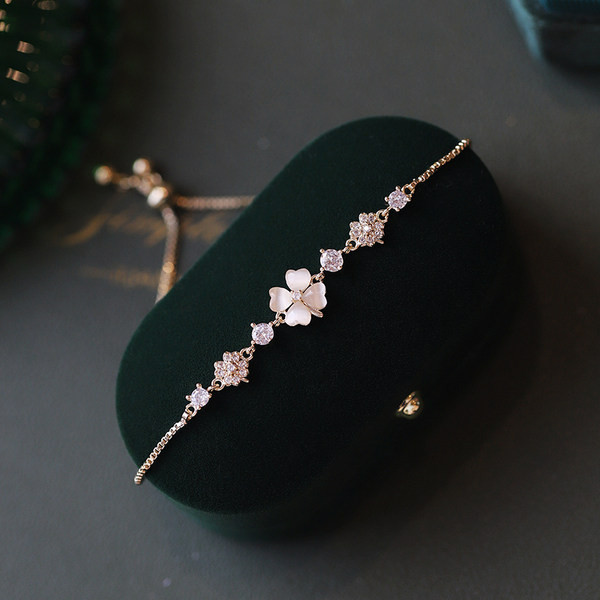 Γυναικείο μοντέρνο βραχιόλι με τετράφυλλο τριφύλλι και διακοσμητικές πέτρες