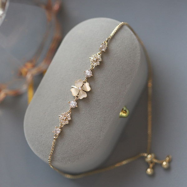 Γυναικείο μοντέρνο βραχιόλι με τετράφυλλο τριφύλλι και διακοσμητικές πέτρες