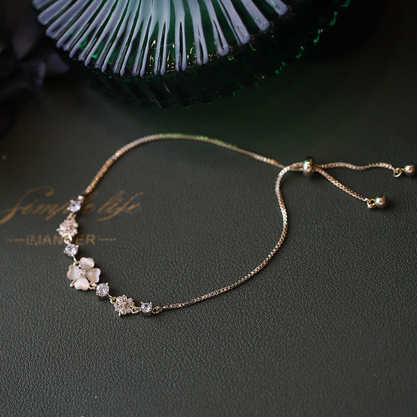 Γυναικείο μοντέρνο βραχιόλι με τετράφυλλο τριφύλλι και διακοσμητικές πέτρες