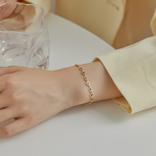 Λεπτό γυναικείο βραχιόλι με λουλούδια