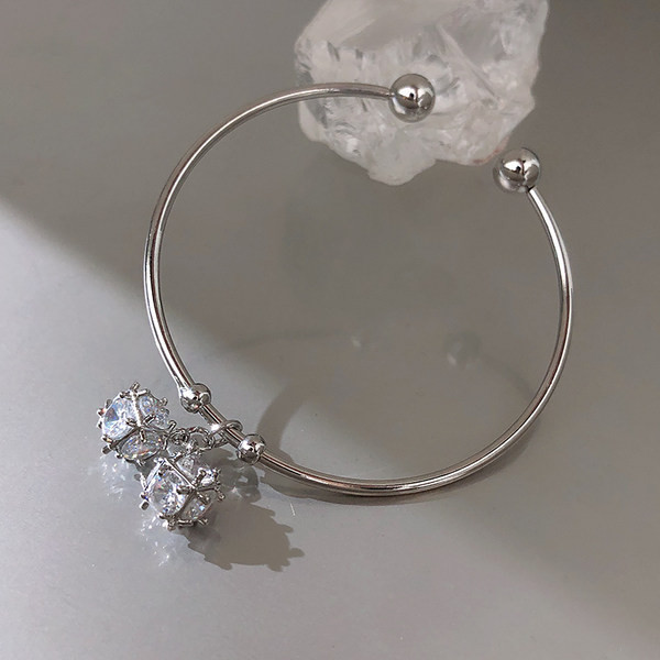 Μοντέρνο βραχιόλι με μενταγιόν - χωρίς κούμπωμα