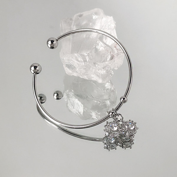 Μοντέρνο βραχιόλι με μενταγιόν - χωρίς κούμπωμα