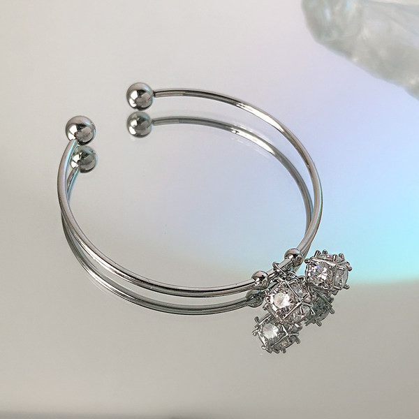 Μοντέρνο βραχιόλι με μενταγιόν - χωρίς κούμπωμα