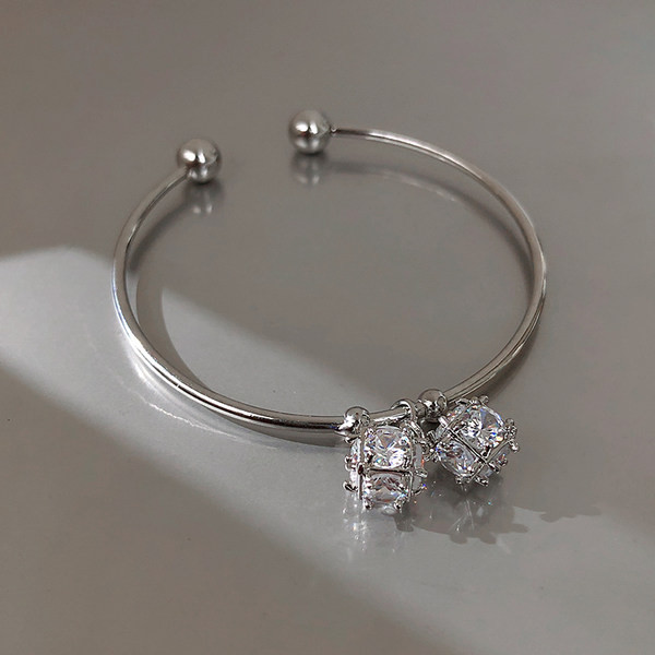 Μοντέρνο βραχιόλι με μενταγιόν - χωρίς κούμπωμα