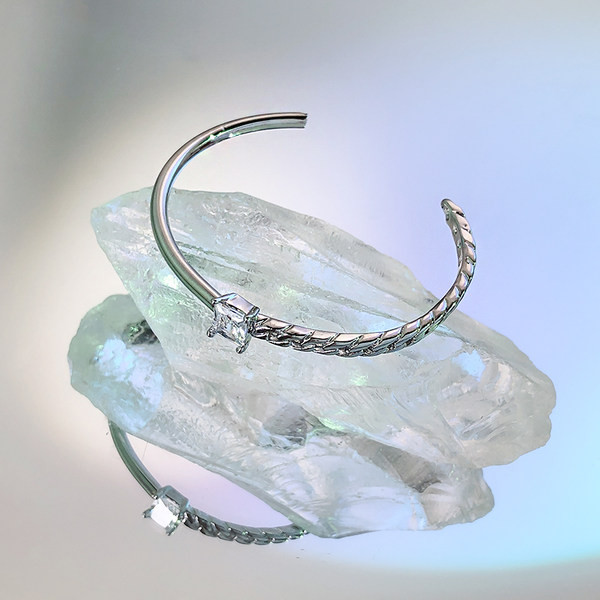 Ρυθμιζόμενο γυναικείο βραχιόλι με λευκή πέτρα