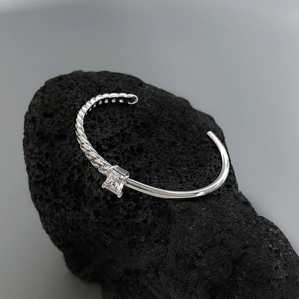 Ρυθμιζόμενο γυναικείο βραχιόλι με λευκή πέτρα